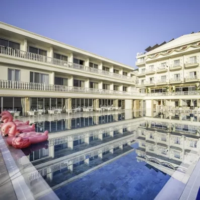 piscine extérieure avec vue sur l'hôtel