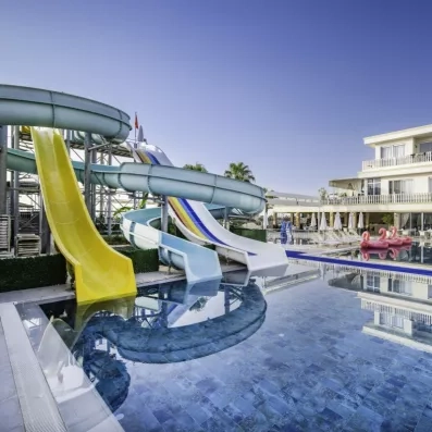 piscine avec des toboggans  