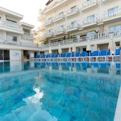 grande piscine extérieure 