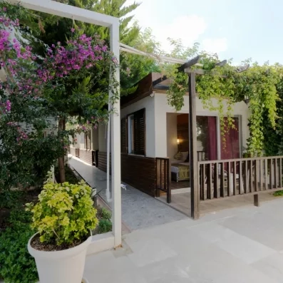 vue du jardin et des terrasses des chambres de l'hôtel