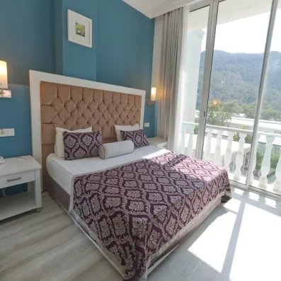 chambre avec un lit double 