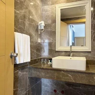 salle de bain avec sèche-cheveux et miroir