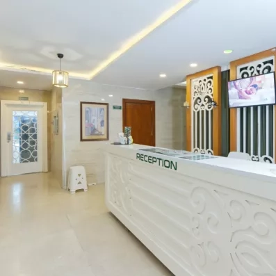 hall d'entrée avec comptoir de réception