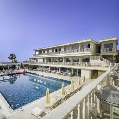 piscine extérieure avec vue de l'hôtel