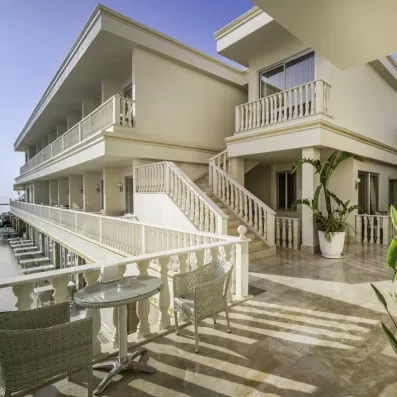 vue de la façade extérieur de l'hôtel 