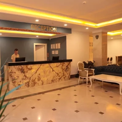 hall d'entrée de l'hôtel avec réception