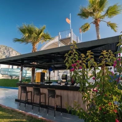 bar extérieur avec chaises hautes et comptoir