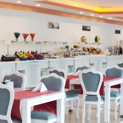 salle de restaurant avec vue du buffet en fond