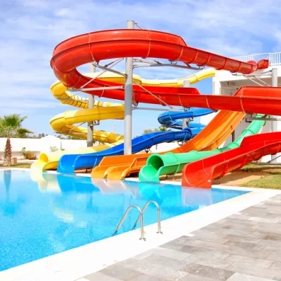 Toboggans aquatiques colorés et ludiques de l'aquapark pour enfants à l'hôtel Helios Beach, Djerba.