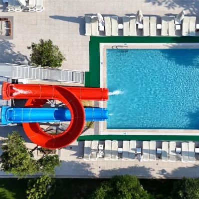 piscine avec des tobbogans