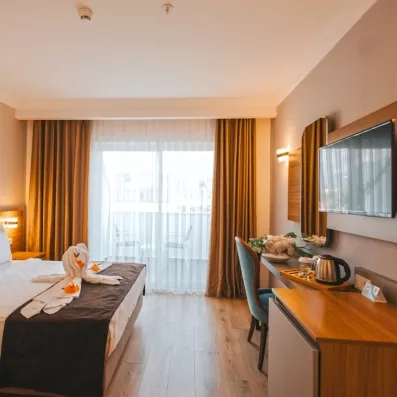 chambre avec un lit double et un bureau