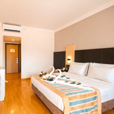 chambre avec un lit double