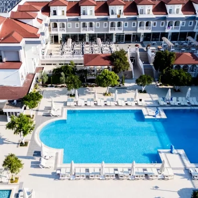 vue en hauteur de l'hôtel et de sa piscine 