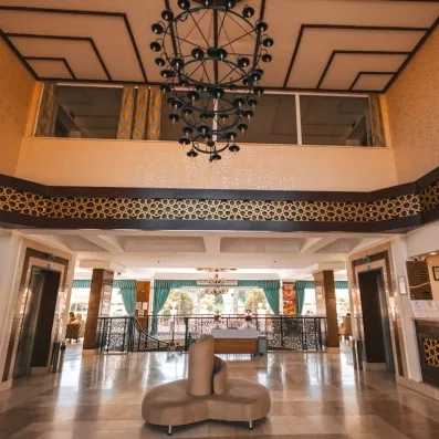 grand hall d'entrée de l'hôtel