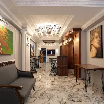 réception de l'hôtel avec u couloir et des statues ainsi qu'un canapé