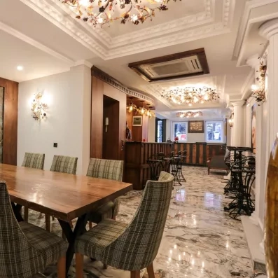 hall d'entrée avec grande table et des fauteuils