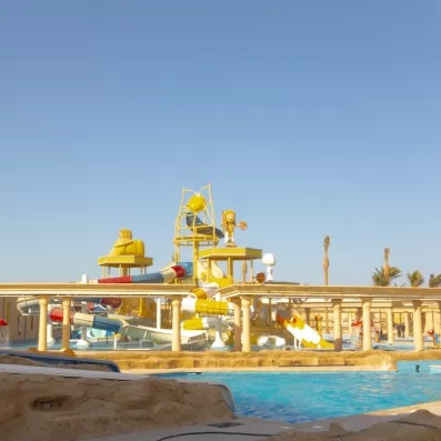 Vue d'ensemble de l'espace aquatique ludique sous le soleil du Stella Garden à Hurghada.