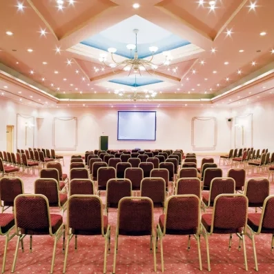 Salle de séminaire moderne et équipée pour voyage d'affaires au Mövenpick Resort El Gouna, Hurghada, Égypte.