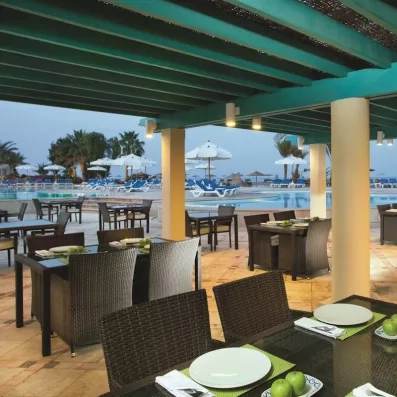 Bar de piscine et restaurant Oasis pour des rafraîchissements lors de vos vacances à Hurghada.