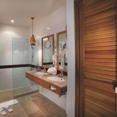 Salle de bain élégante avec double vasque et douche à l'italienne au Mövenpick Resort El Gouna, Égypte.