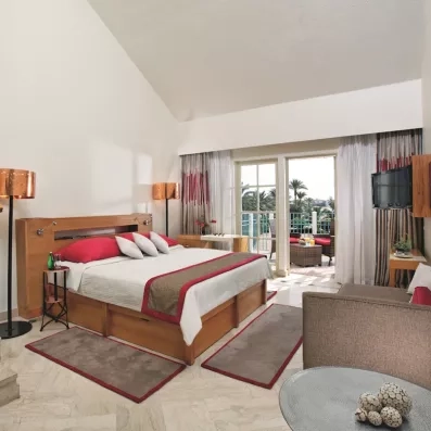 Chambre familiale duplex spacieuse avec balcon et vue sur jardin au Mövenpick Resort & Spa El Gouna.