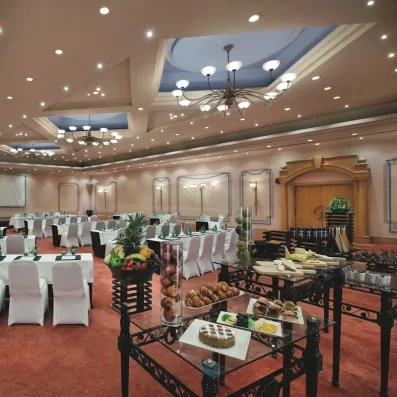 Salle de séminaire moderne et équipée pour voyage d'affaires au Mövenpick Resort El Gouna, Hurghada, Égypte.