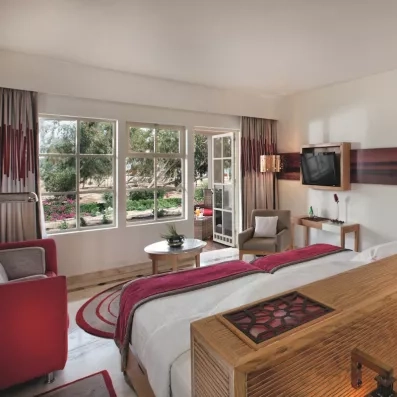 Chambre standard twin lumineuse avec coin salon et terrasse privée, idéale pour un séjour à Hurghada.