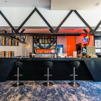 bar de la réception avec chaises hautes