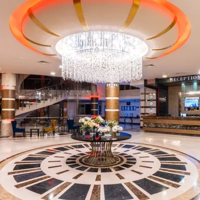 hall d'entrée de l'hôtel avec une table et un grand lustre