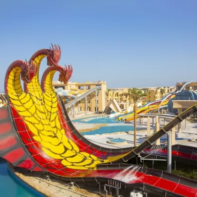 Toboggan multipiste spectaculaire sur le thème de l'hydre pour des vacances sportives à Hurghada.