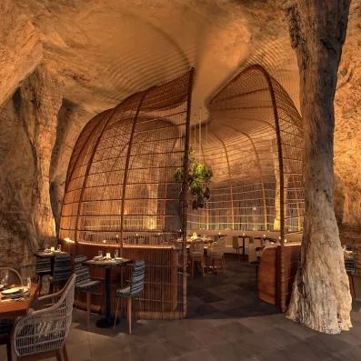 Restaurant italien, décoration caverne, pierre, lumières, tables carrées et chaises