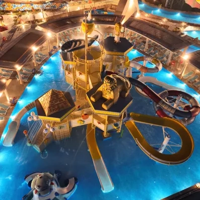 Structure de jeux aquatiques illuminée de nuit avec sphinx et pyramides pour enfants à Hurghada.