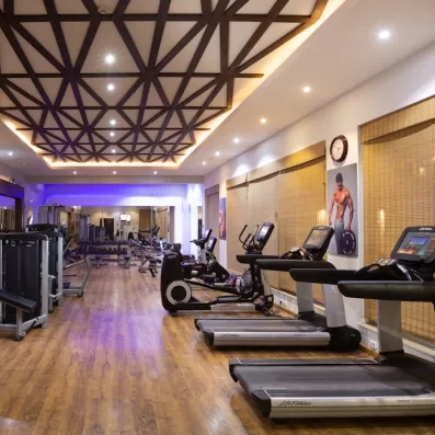 Salle de sport moderne et centre de fitness du Mövenpick Resort El Gouna 5*, bien-être en Égypte.
