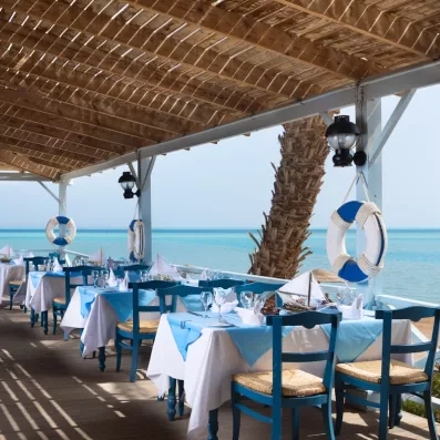 Spécialités culinaires et poissons frais servis au restaurant de plage El Sayadin, Mövenpick El Gouna.
