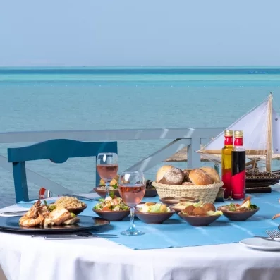 Spécialités culinaires et poissons frais servis au restaurant de plage El Sayadin, Mövenpick El Gouna.