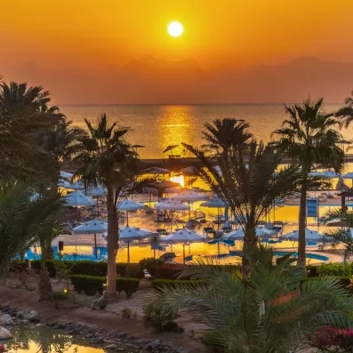 Lever de soleil spectaculaire sur la Mer Rouge et la piscine du Mövenpick Resort El Gouna, Égypte.