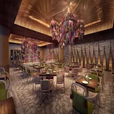 Restaurant péruvien, lustres multicolores typiques, chaises vertes, tables en bois carrées