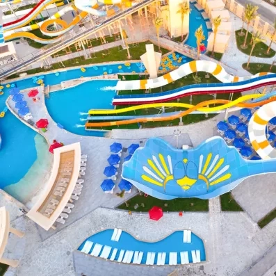vue d'ensemble aérienne de l'aquapark tobbogans colorés avec piscines et transats