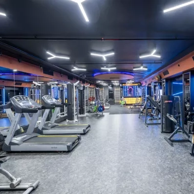 salle de fitness avec machines de musculations