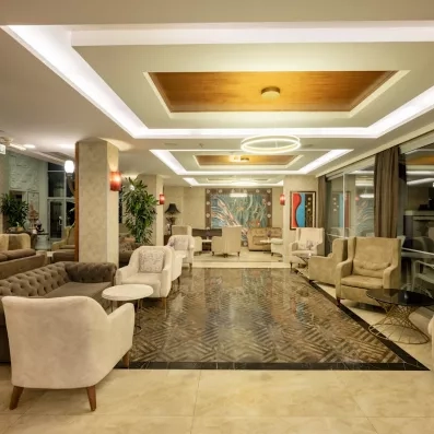 hall d'entrée avec des fauteuils et des tables