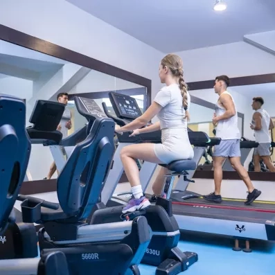 salle de fitness avec machines de musculations