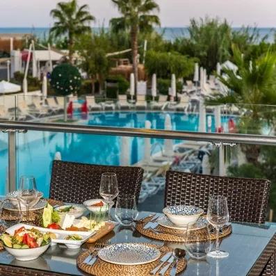 table dressées sur la terrasse face à la piscine