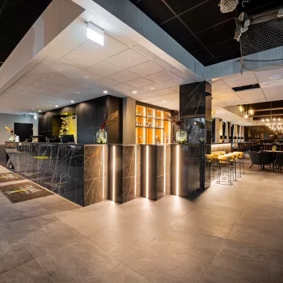 Comptoir de réception moderne et design en marbre noir à l'accueil de l'Hôtel Sodankylä.