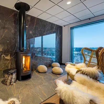 Espace détente avec poêle à bois et vue panoramique à l'Hôtel Sodankylä.