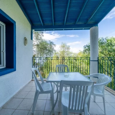 terrasse avec table et chaises