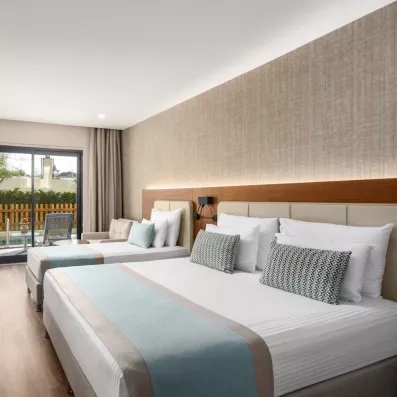 chambre triple avec balcon et télévision murale