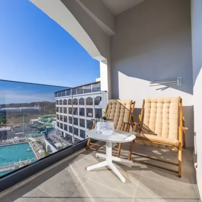 balcon avec fauteuils vue sur la piscine 