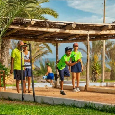 Tournois de pétanque organisé à l'ombre des paillotes pour les loisirs des clients au Palm Azur.