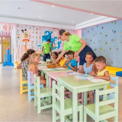 Activités créatives et dessins au club enfant avec des animateurs dans l'espace dédié du Palm Azur.