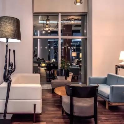 Un salon de standing, décoré d'un luminaire et d'un mobilier contemporain.